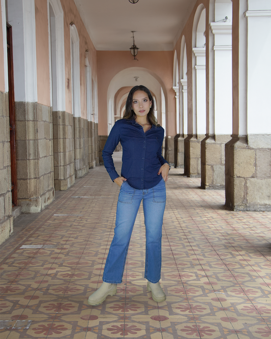 Mujer con Jean Alejandra Zalomé estilo ejecutivo corte recto