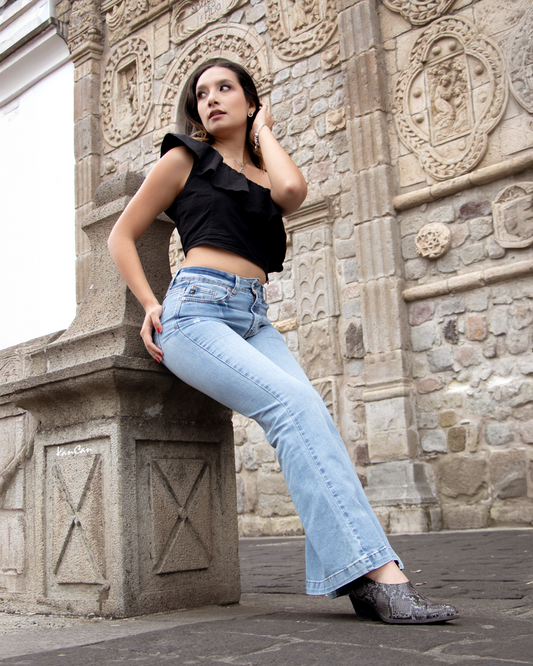 Mujer usando Jean Abigaíl Zuleyka KANCAN estilo Crop Flare