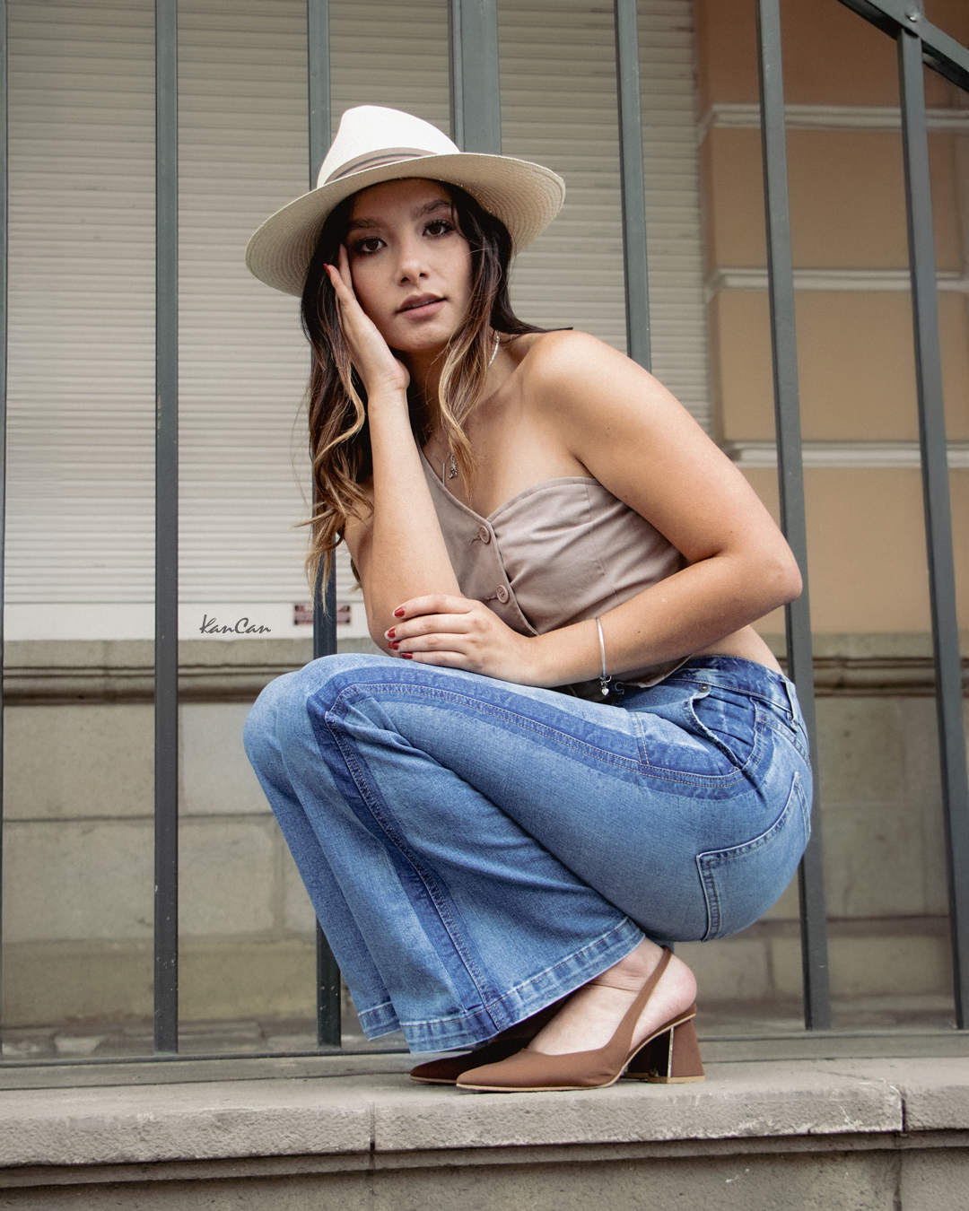 Mujer usando Jean Ada Zulett KANCAN azul medio Crop Flare