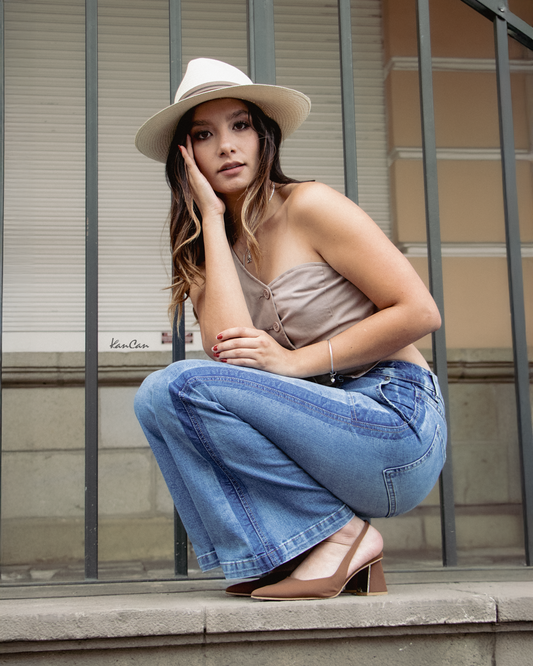 Mujer usando Jean Ada Zulett KANCAN azul medio Crop Flare
