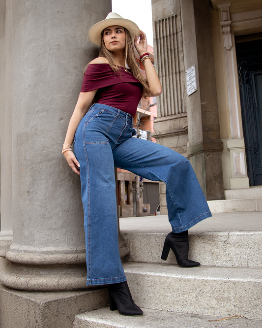 Mujer posando con Jean Aglaé Zoe de costura lateral