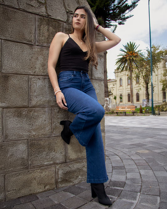 Mujer usando Jean Ainhoa Zlata en tono claro, estilo bootcut