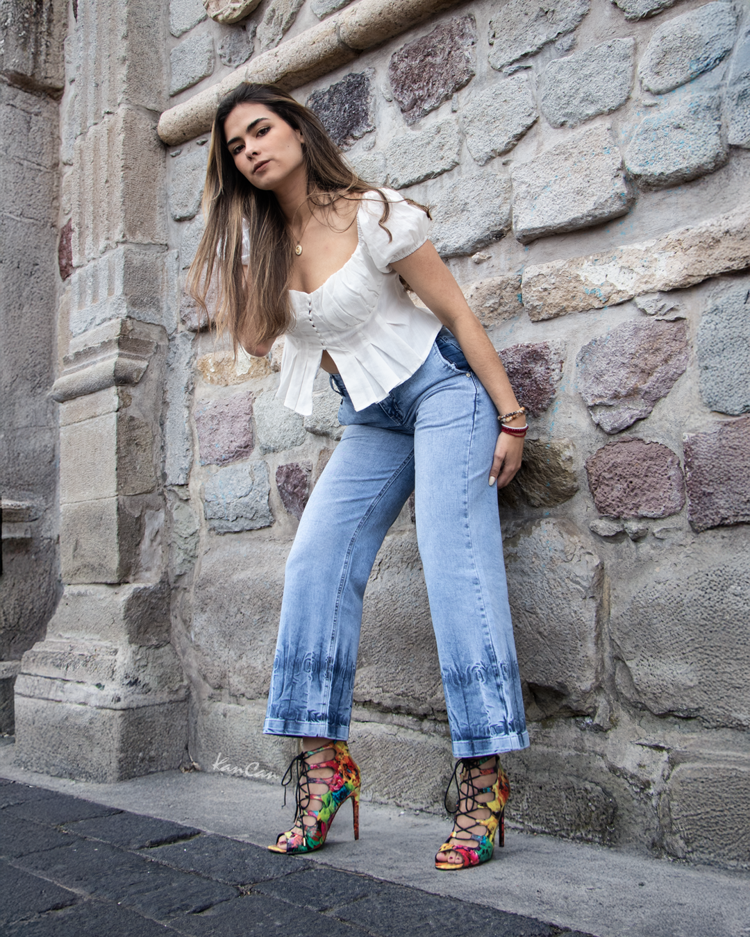 Mujer con Jean Alaksmi Zarasi azul claro estilo bootcut